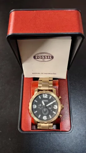 Relógio Masculino Fossil Nate Chronograph com mostrador preto e detalhes dourados JR1421