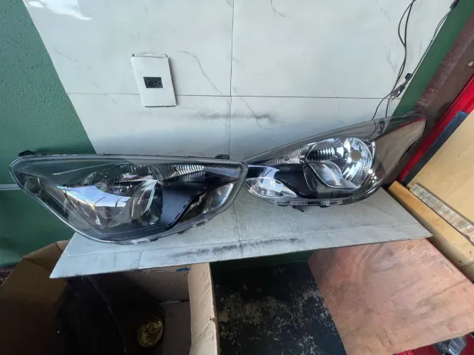 Par De Farol Do Ford Ka 2015/18 Mascara Negra (Recondicionado)
