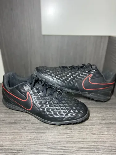 CHUTEIRA SOCIETY NIKE TIEMPO LEGEND 8 CLUB PRETA/VERMELHO Nº40