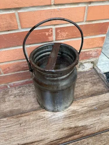 Latinha de leite antiga pequena