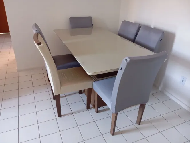 MESA COM 6 CADEIRAS COM TAMPO DE VIDRO