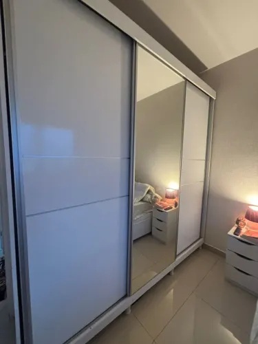 Guarda roupa branco 