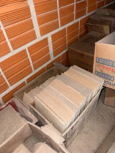 azulejo grande, pequeno e retangular