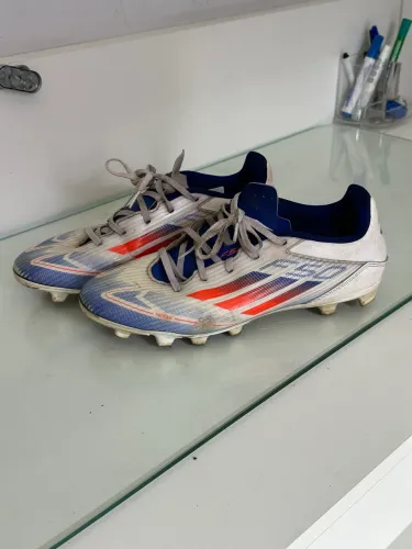 Chuteira adidas 