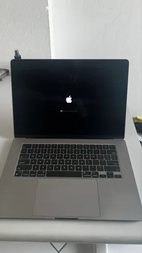 MacBook Air m2 15,6?