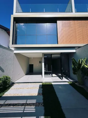 Casa triplex nova no Centro de Balneário Camboriú!