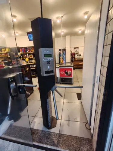 PREÇO REDUCIDO!! Sistema acceso com catracas expedidoras de comandas., marca Henry.