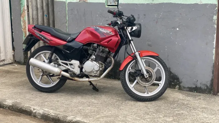 Vendo CBX Strada 200, moto forte e econômica.