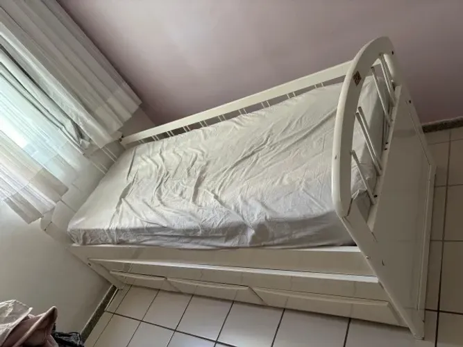 Bicama com 3 gavetas em madeira branca da Quarto Crescente