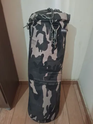 Saco de pancada com estampa militar com correntes suspensa, novo em otimo estado.