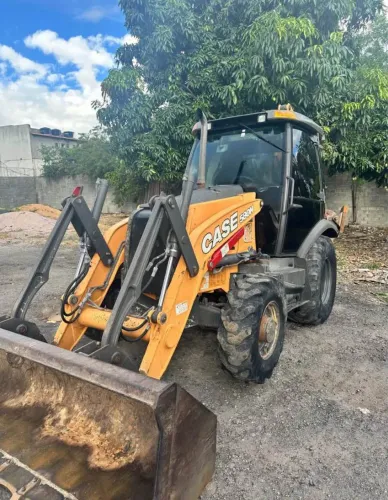 Retroescavadeira Case 580N
