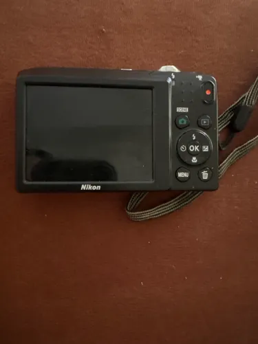 câmera Nikon cooplix S2600