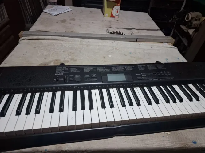Teclado casioesta com 2 teclas que nao funciona .vai com fonte de alimentação 