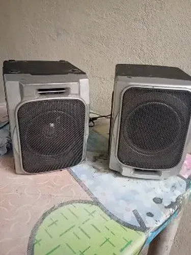 2 Caixas de som de Micro System (uma com som xiando)