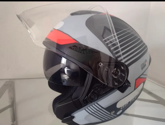 Capacete GP TECH aberto.