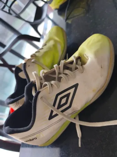 Vendo tênis umbro futsal