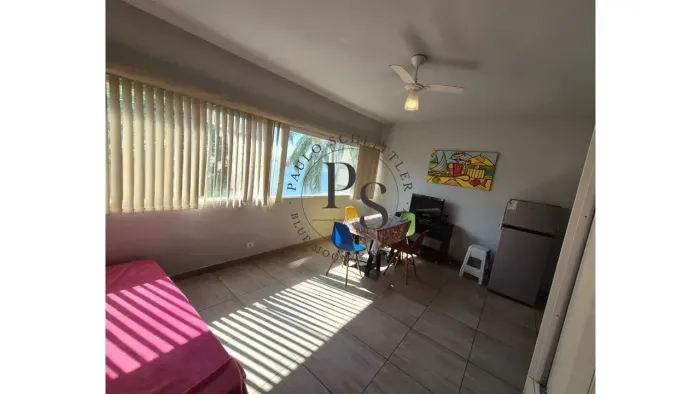 SALA-LIVING COM VISTA LATERAL PARA O MAR NA ILHA PORCHAT EM SÃO VICENTE SP