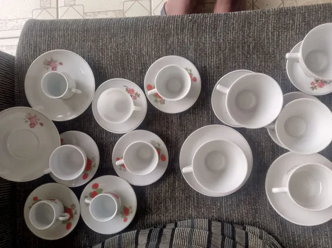 12 Xícaras e 14 pires de porcelana com mais de 40 anos!!