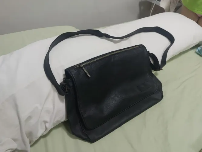 Bolsa de alça preta. Marca Mrs Cat.