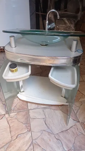 Pia com gabinete de banheiro