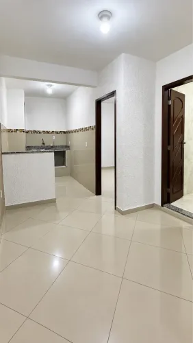 Excelente Casa de 1 Quarto com Amplo Terraço Privativo ? R$ 950