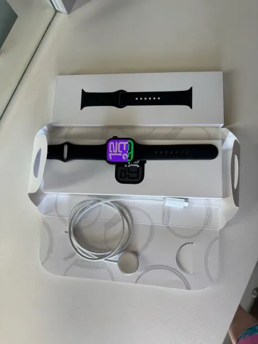 Apple Watch Series 10 GPS. Caixa preta brilhante de alumínio - 42 mm