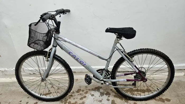 Bicicleta Caloi aro 26 com marchas e cesta - R$ 400