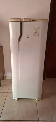 Geladeira Electrolux RE31 240L - Branca - 127V