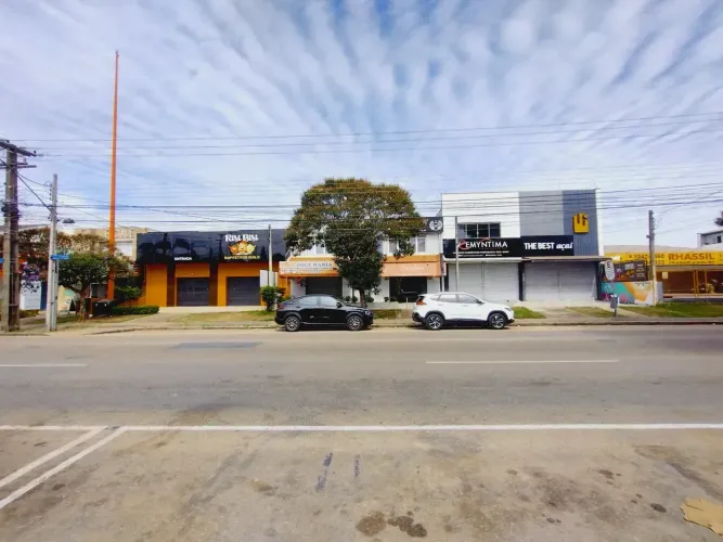 Loja de frente para a rua em Centro Comercial de grande movimento  Novo Mundo - Curitiba -