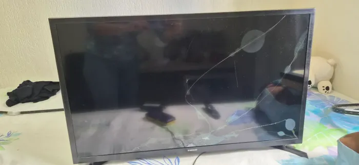 TV Samsung com tela quebrada para retirada de peças".