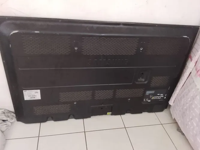 Tv de 53 polegas ela liga só não dá imagem fácil de arruma ou retira peças,