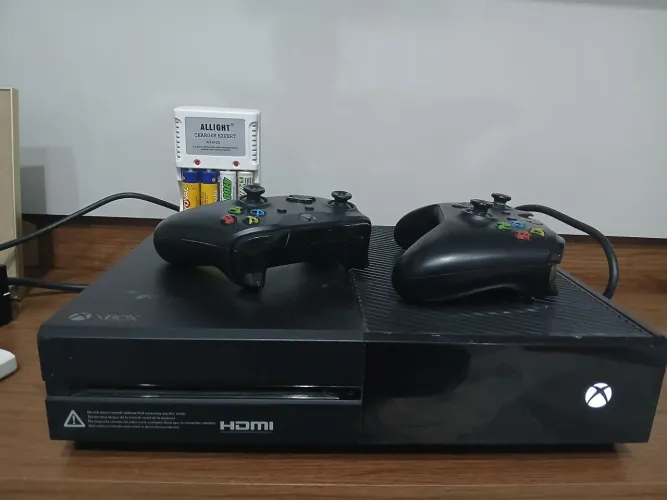 Xbox One Fat 1000GB+ 2 Controles Original (Pouquíssimo tempo de uso)