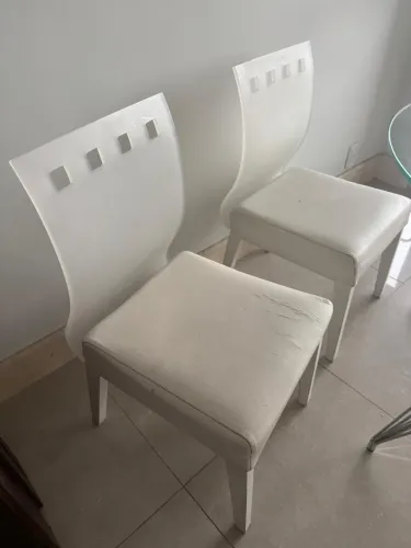 Jogo com 4 cadeiras de jantar, sendo 2 com encosto alto e 2 sem encosto, na cor branca.
