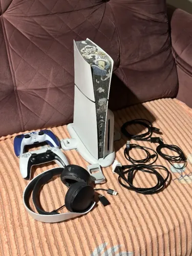 PS5 Slim Versão a Disco 1TB + SSD 1tb Kingston + Headset Pulse 3D + 2 Controles