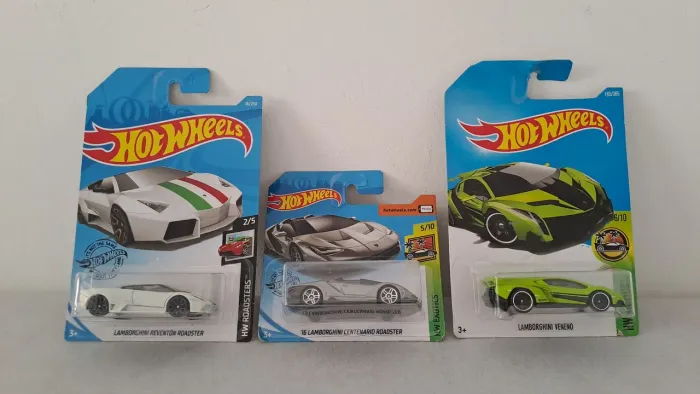 MT 3 Lamborghini Hot Wheels Veneno + '16 Centenario + Reventón Roadster NOVOS E LACRADOS