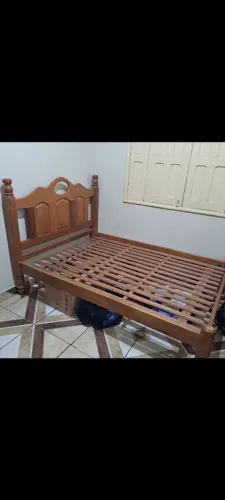 Cama de casal em madeira
