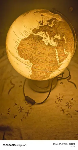 Linda luminária em formato de globo terrestre