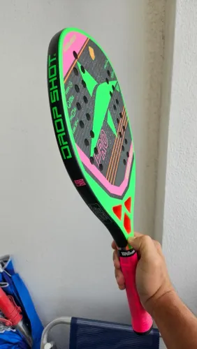 Raquete Beach tennis carbono com capa, muito pouco uso. Estado de zero.