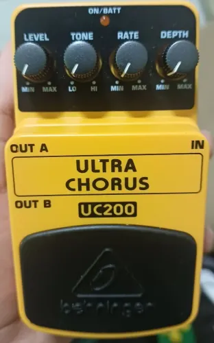 Pedal Ultra Chorus Behringer UC200