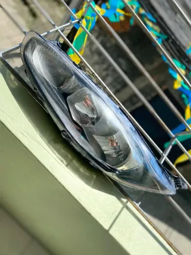 Um par de farol de carro da marca New fiesta