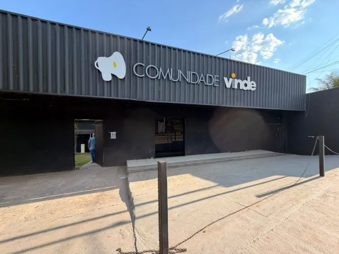Vende se, este prédio,