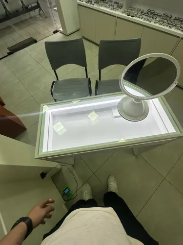 Móvel expositor, mesa com tampo de vidro, torre na vitrine tudo em LED e tapume divisor, 