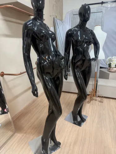 Manequins Femininos em Fibra - Preto Brilhante