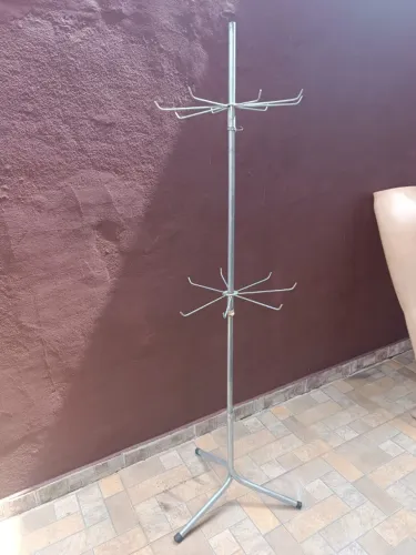 Conjunto com 15 manequins, 1 arara e 1 arco de provador