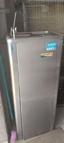 Vendo bebedor vertical em boas condições
