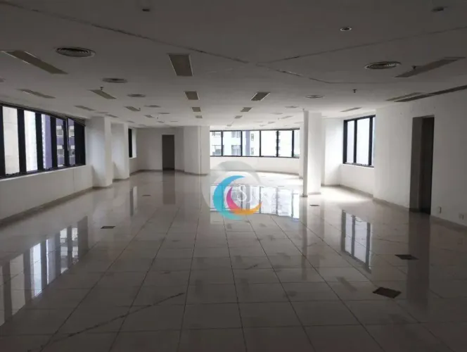 Sala comercial de 223 m², 5 vagas de garagem, localizado no bairro do Brooklin, próximo a
