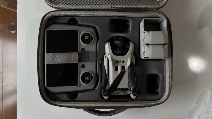 Drone DJI Mini 3 com tela