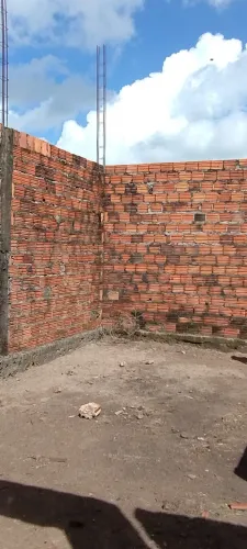 Terreno murado, com area construída