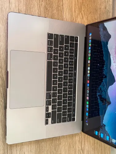 MacBook Pro 16 pol, processador i9, 16gb de RAM, 1Tb SSD, 4GB Placa de vídeo