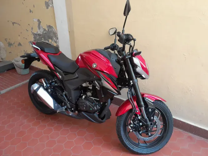 Moto bem conservada, econômica e pronta para rodar. Ótima para uso diário e viagens.